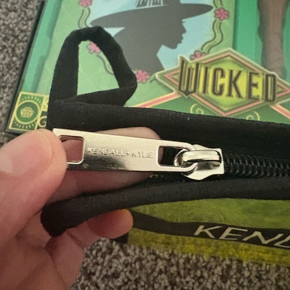 Wicked Elphaba Journal Set With Pen Puffy Stickers 40 Sheets + KK Cosmetic Pouch - Picture 2 of 2